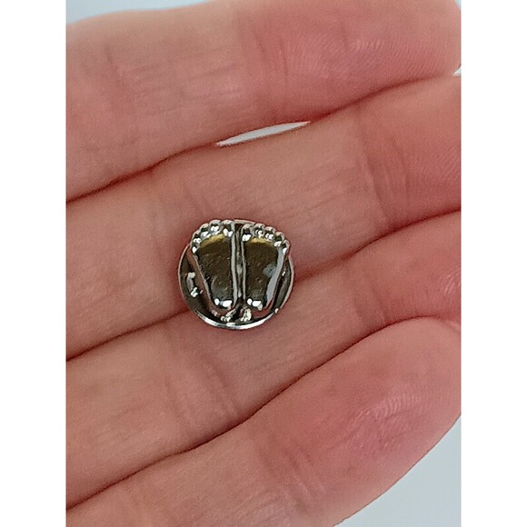 Precious Feet Silver Tone Signed V Evers 1979 Pro Life Hat Lapel Pin Tie Tack - Picture 9 of 9